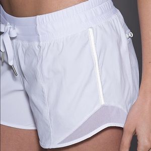 Lululemon Hotty Hot Short White sz 6